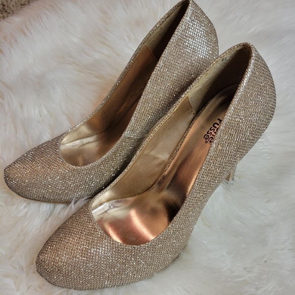 Champagne Gold Pumps - Picture 10 of 10
